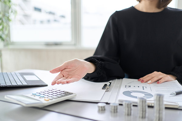 ワンルームマンション投資は節税できる？ 仕組みや恩恵を受けやすい人の特徴を解説