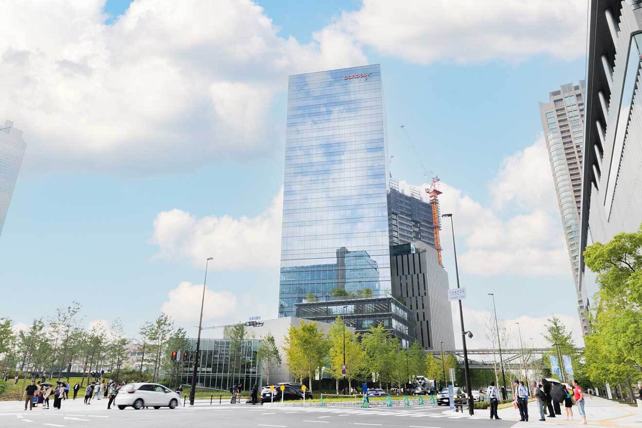 うめきた中央交差点とグラングリーン大阪ノースタワー