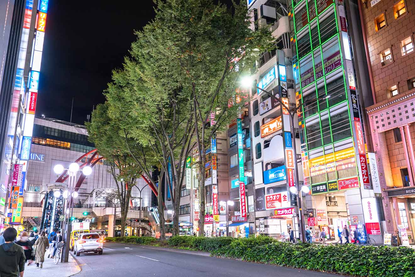駅前には馴染みのある店も多い