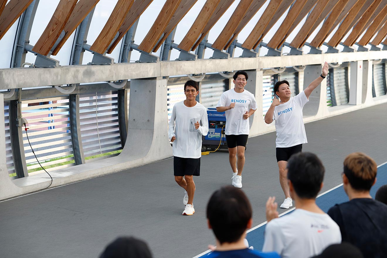  オープニングの様子。大迫選手を先頭に、3人が軽快な足取りで参加者のもとへ登場です！（写真左・大迫選手／中央・太田さん／右・おたけさん）
