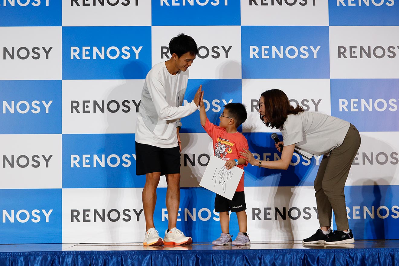 抽選会の様子！ 大迫選手のサイン入り色紙をもらってハイタッチ！