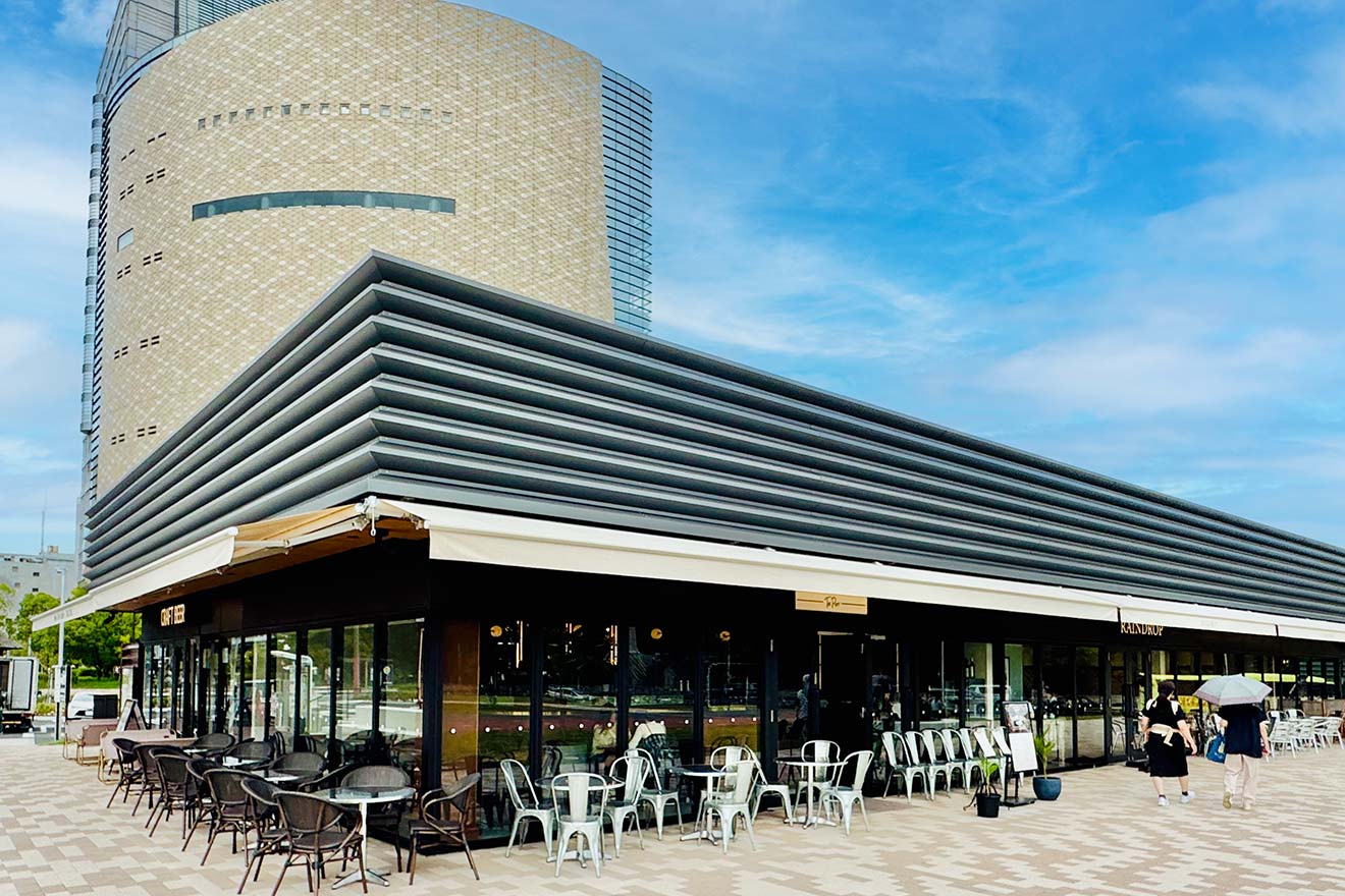 なノにわ。奥の建物は大阪歴史博物館