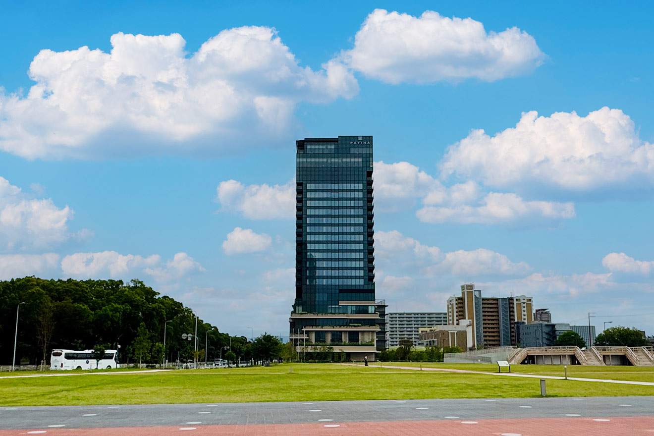 なノにわの広場から、パティーナ大阪を望む