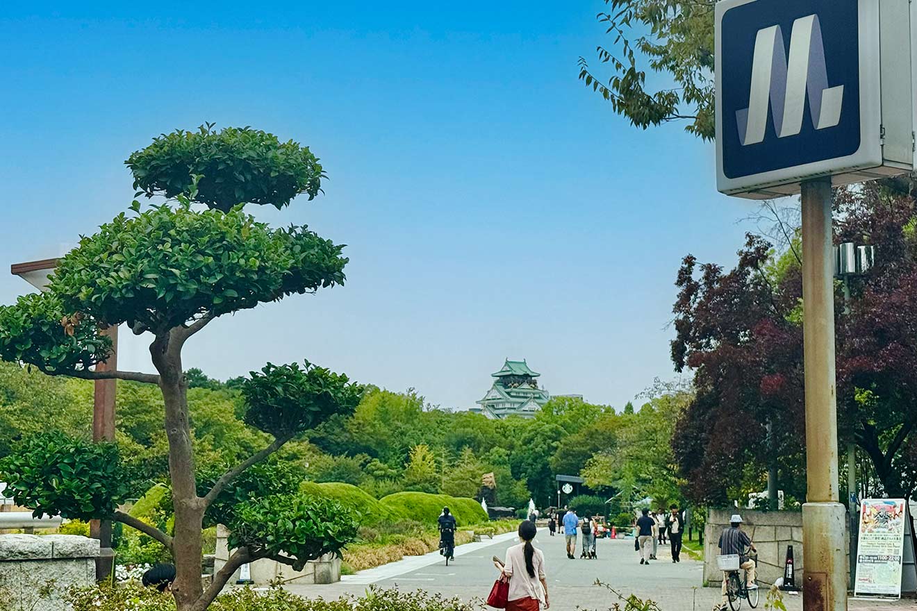 森ノ宮の交差点北西側、地下鉄出口から大阪城公園