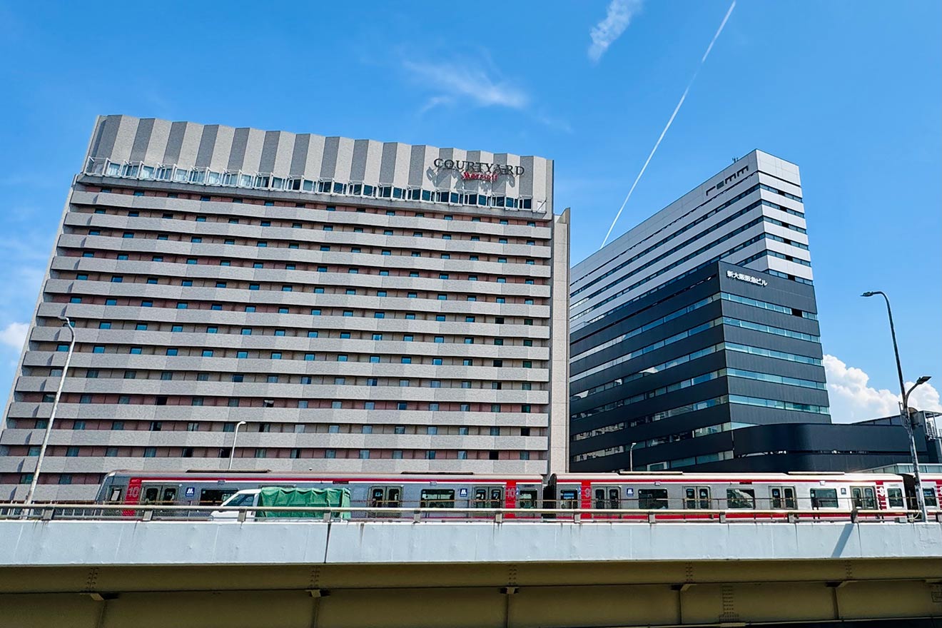 マリオットホテル（左）と新大阪阪急ビル（右）