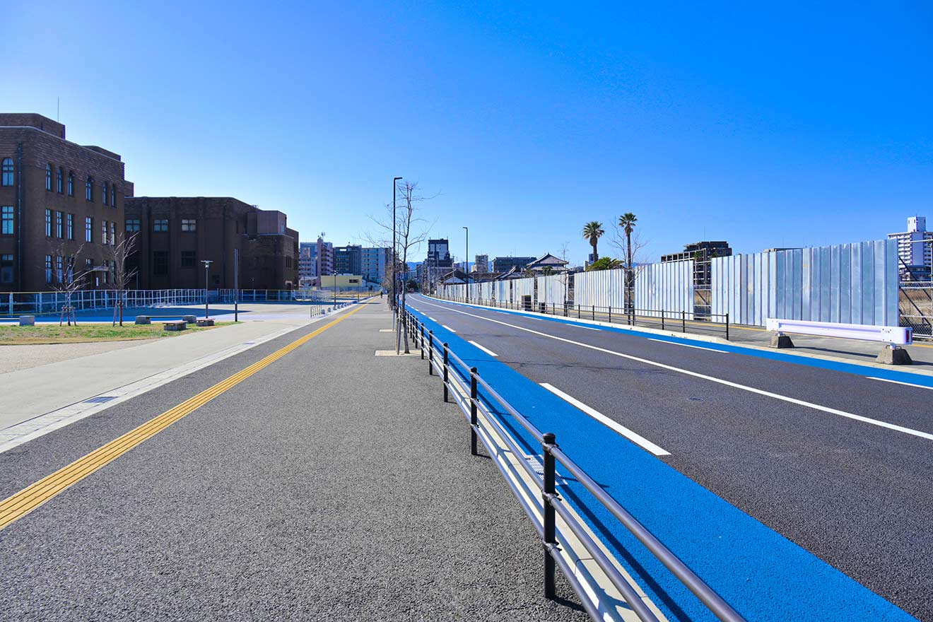 新しい道路などのある街並み