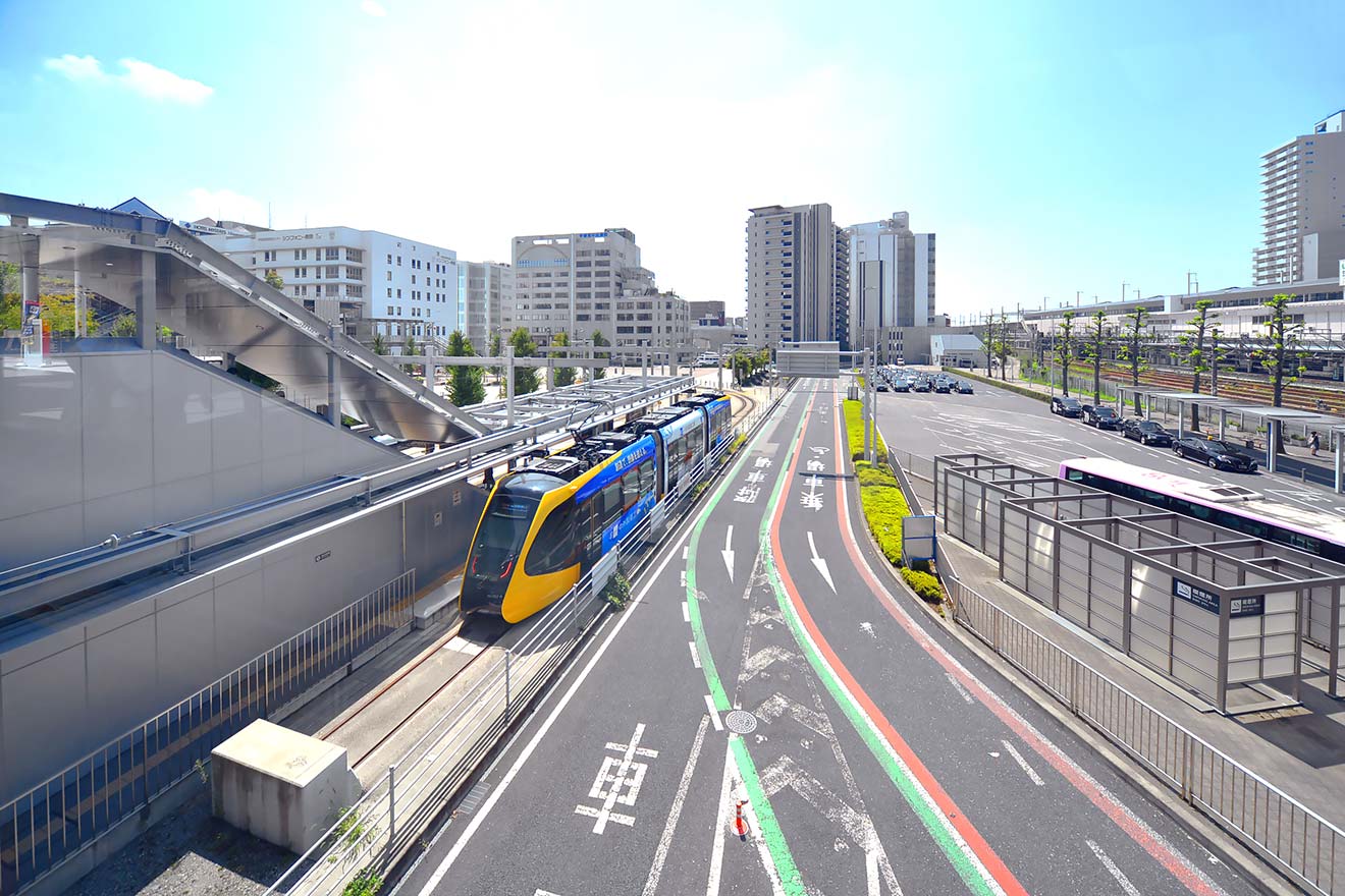 整然とした駅前風景