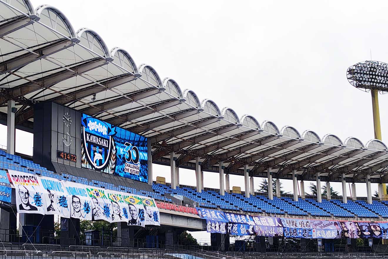 試合開始前のスタジアム。スクリーンにはクラブ創設30周年のモチーフが。