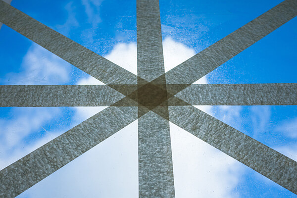 窓ガラス全面に「米」の形でガムテープを貼った飛散対策