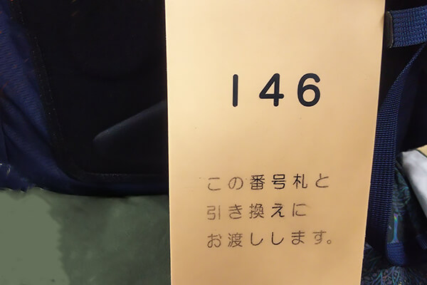 ランダムに手渡される番号札をもって、ソファで待ちます。