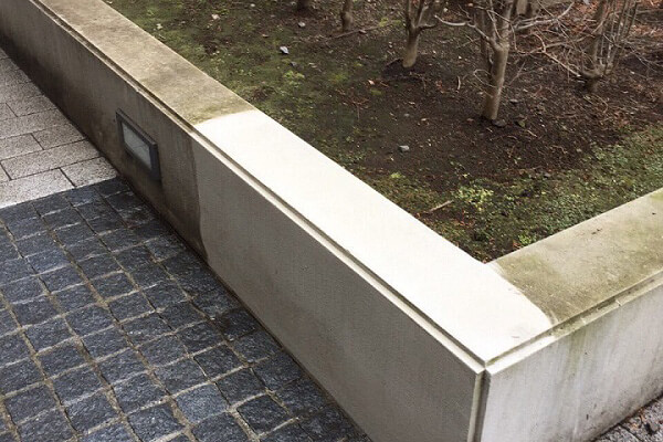 外構部の擁壁部分を一部テスト清掃