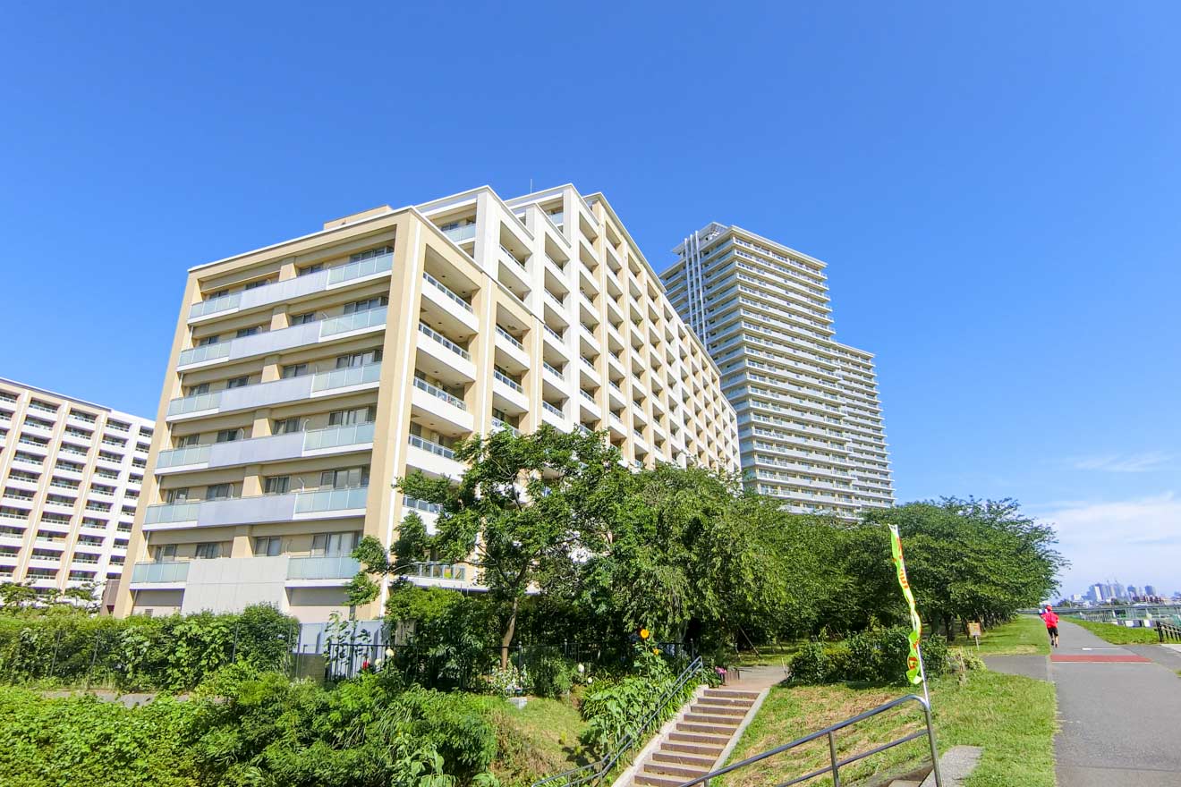 多摩川沿いのマンション