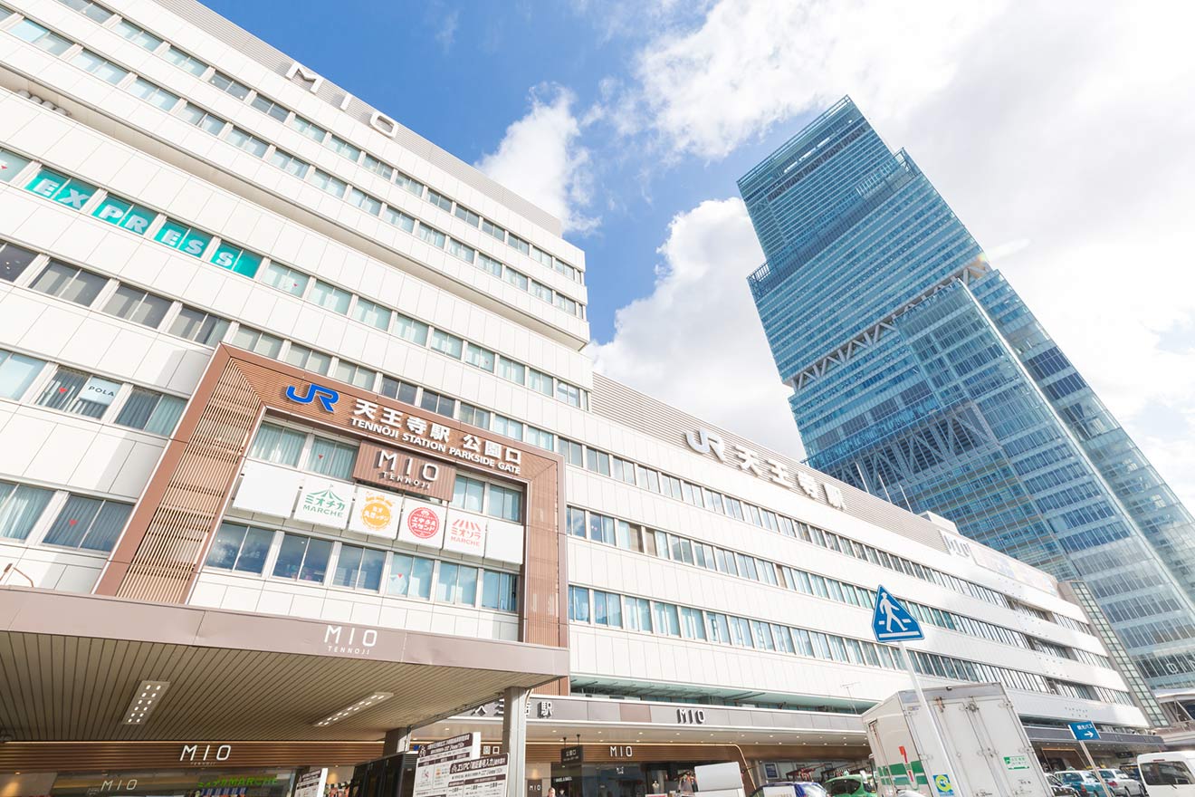 天王寺駅とあべのハルカス（右）