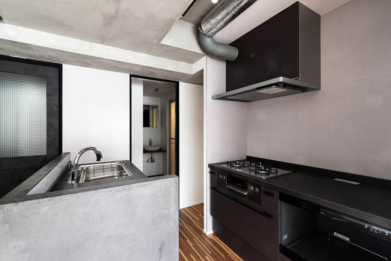 まな板や鍋敷きいらずのセラミックのワークトップを採用