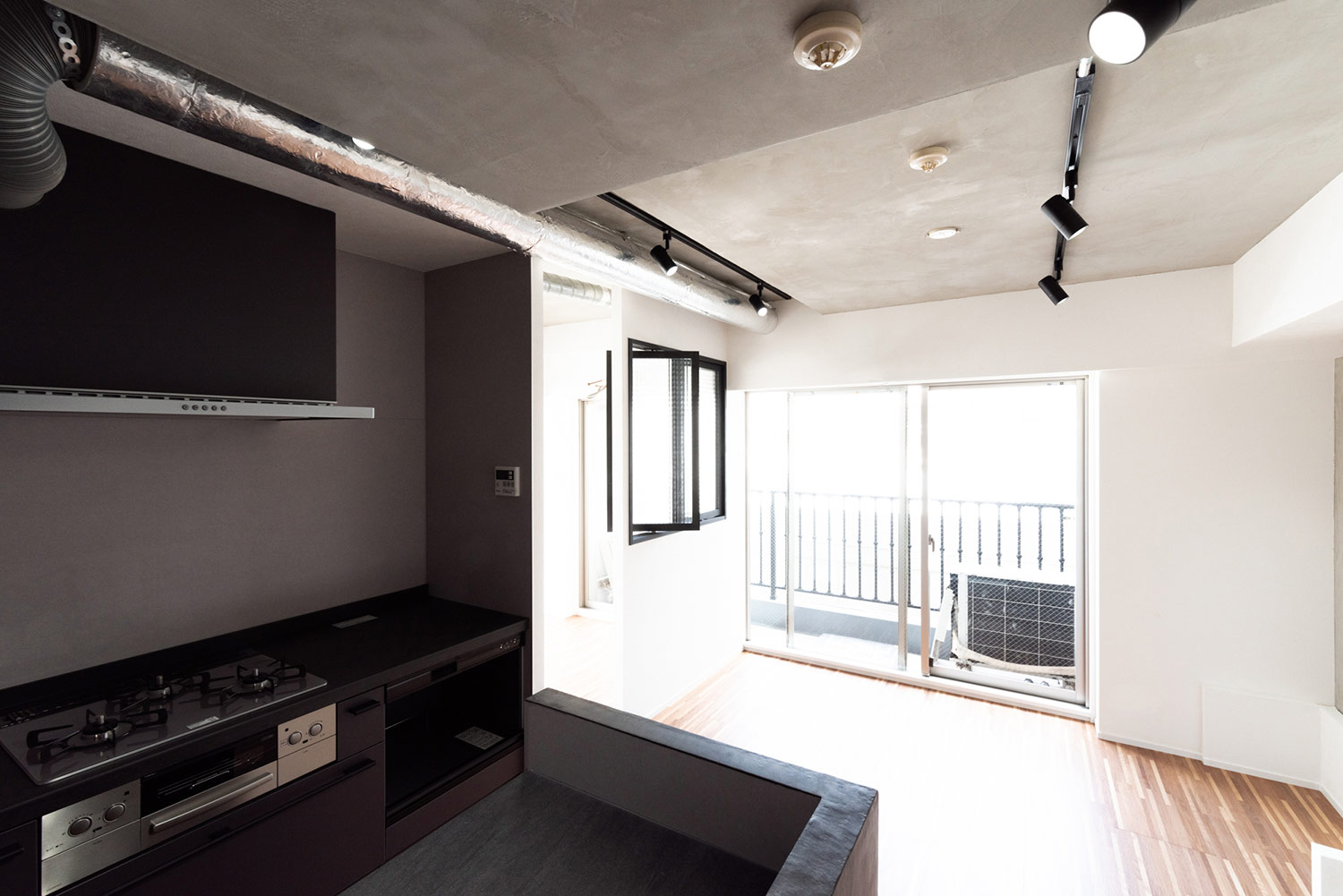 天井も壁も、モルタル仕上げ