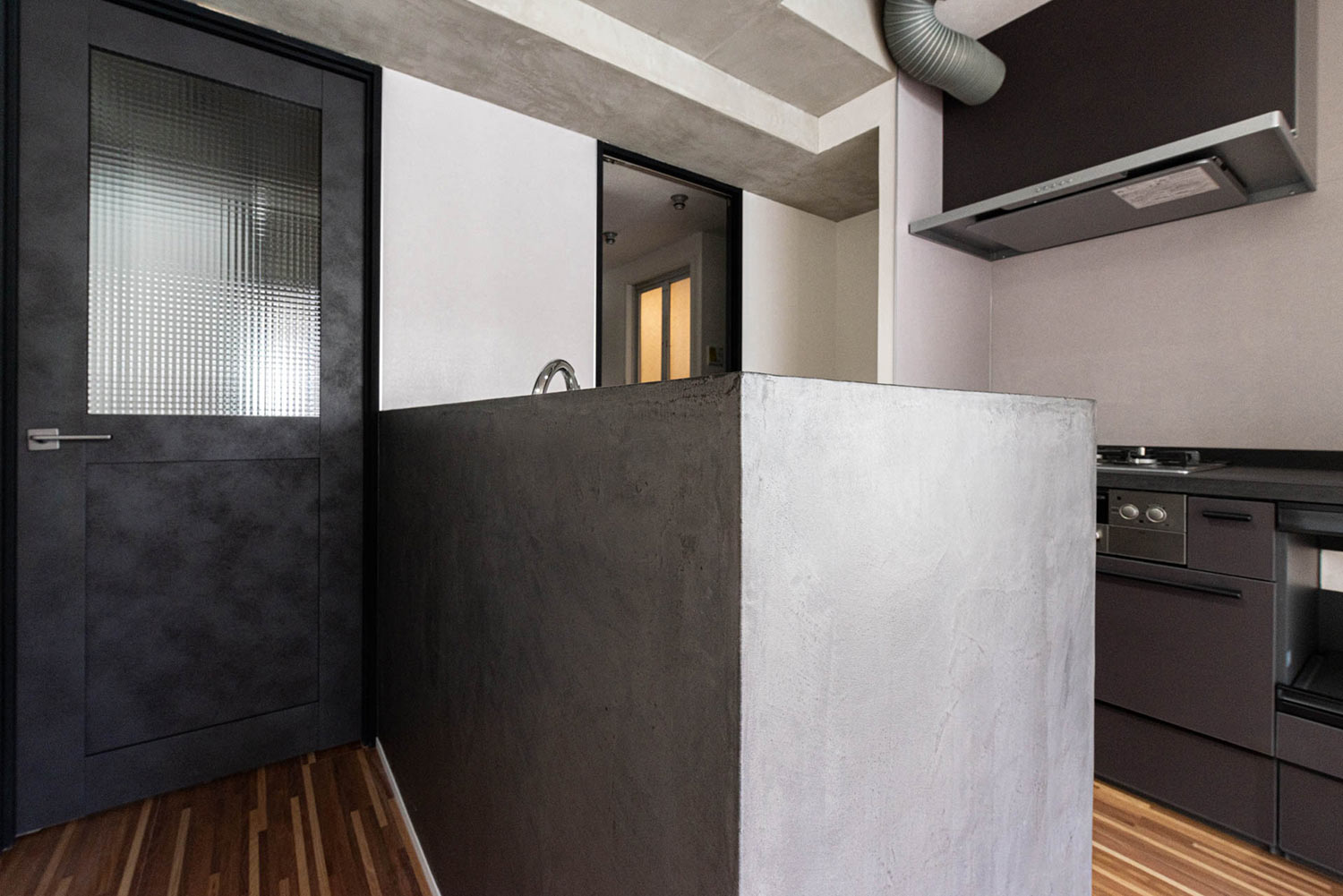 シンク側の腰窓はモールテックス仕上げ