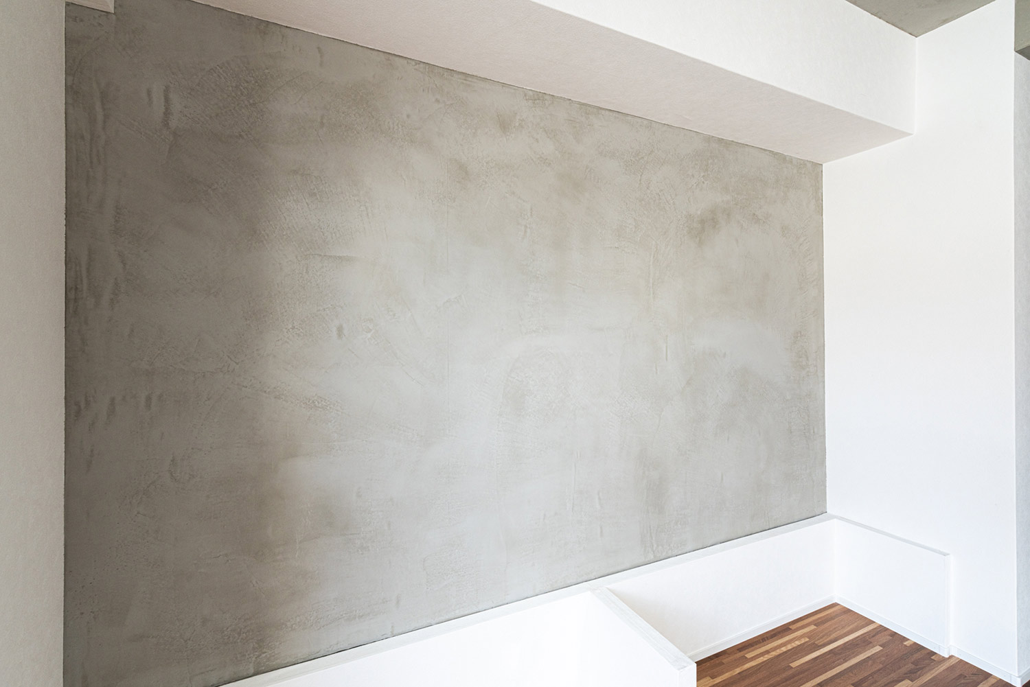 リビングの壁の一部も、モルタル仕上げ