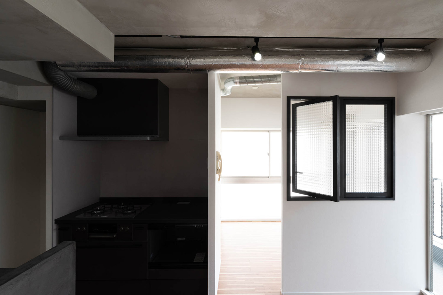 空気の入れ替えもできる室内窓