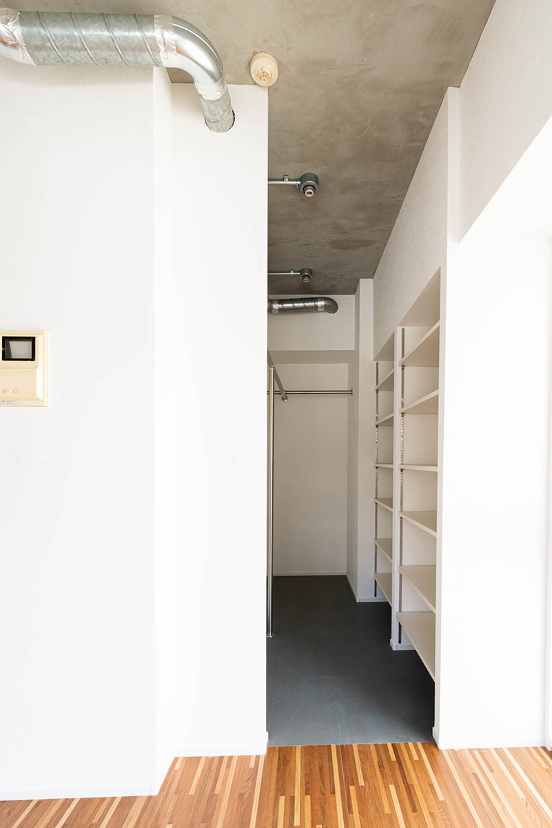 寝室の奥に、ウォークインクローゼット