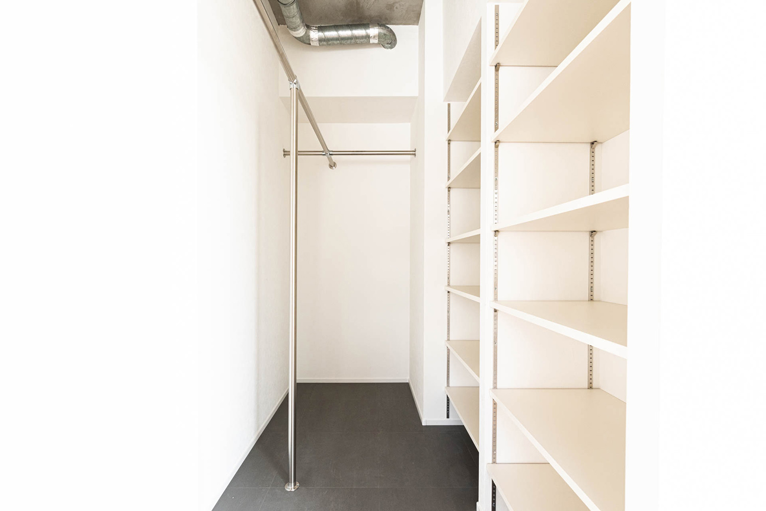 ウォークインクローゼットに寄ったところ