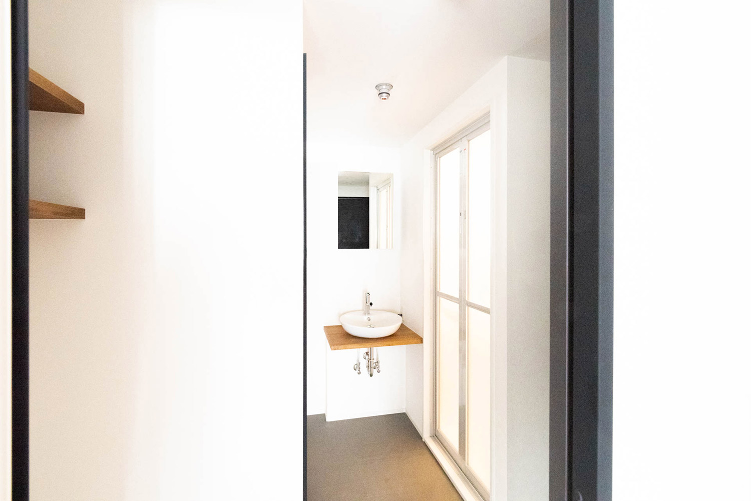 キッチンからつながるパウダールームには造作の洗面台