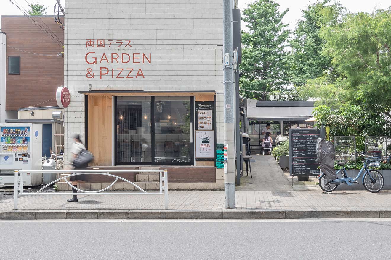 旧安田庭園のとなりにあるカフェ