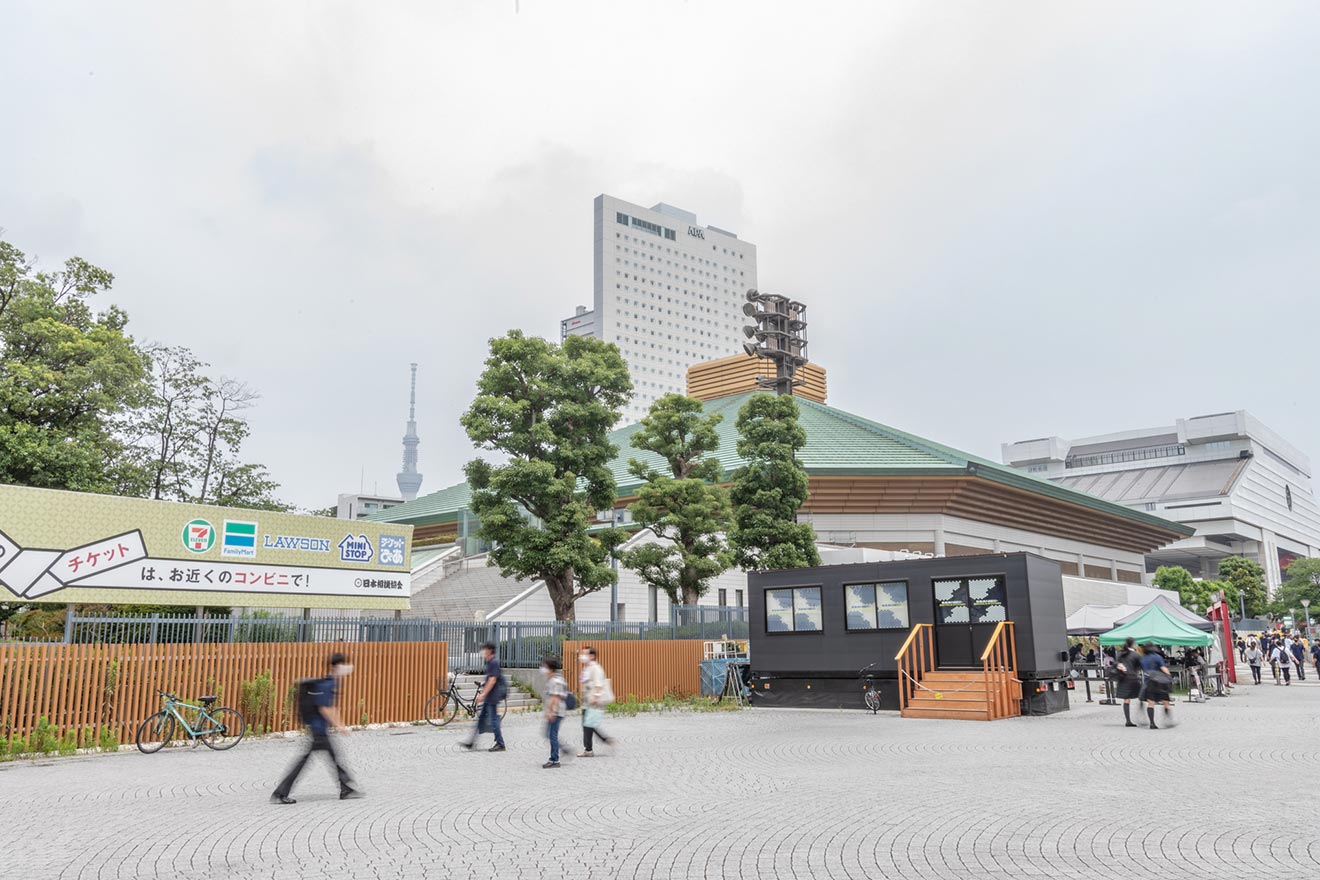 駅前で際立つ存在感「両国国技館・相撲博物館」