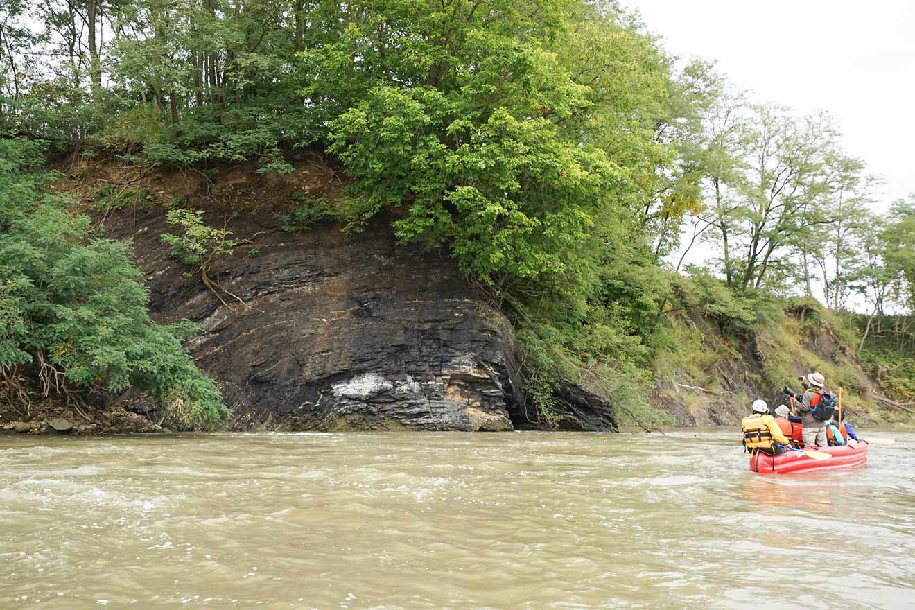 北海道では空知川下り。この土地に炭鉱の起こるきっかけになった「露頭炭」