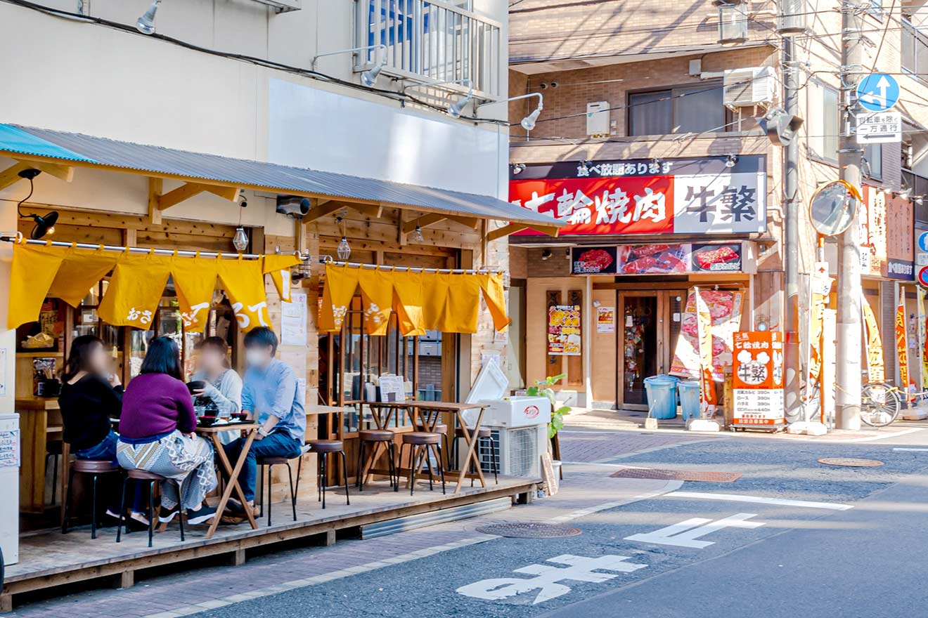 開放感のあるテラス席を設ける飲食店もあります