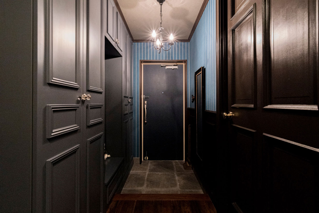 玄関ホールから玄関に向かって振り返ったところ