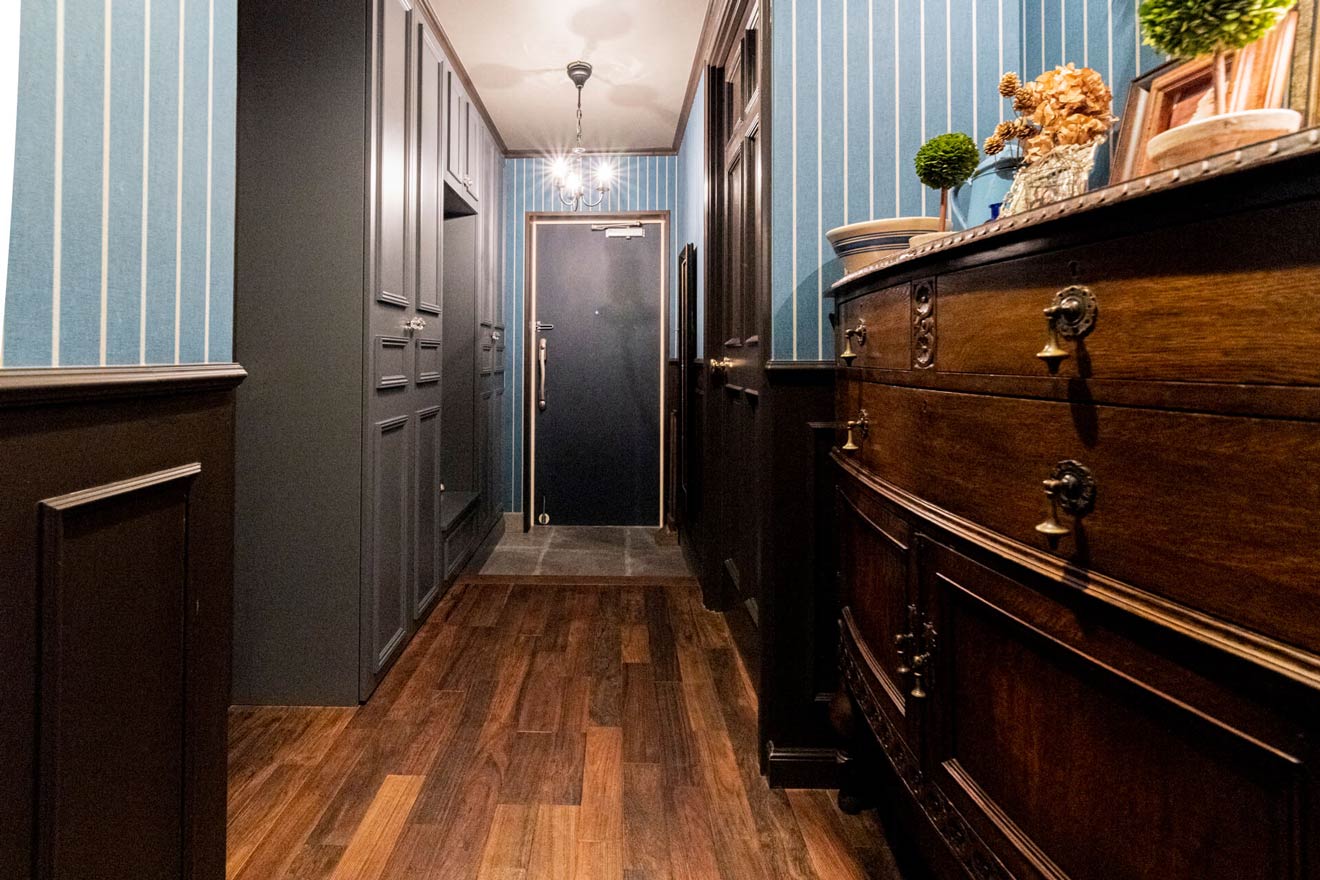 玄関から少し進んだ場所から振り返ったところ