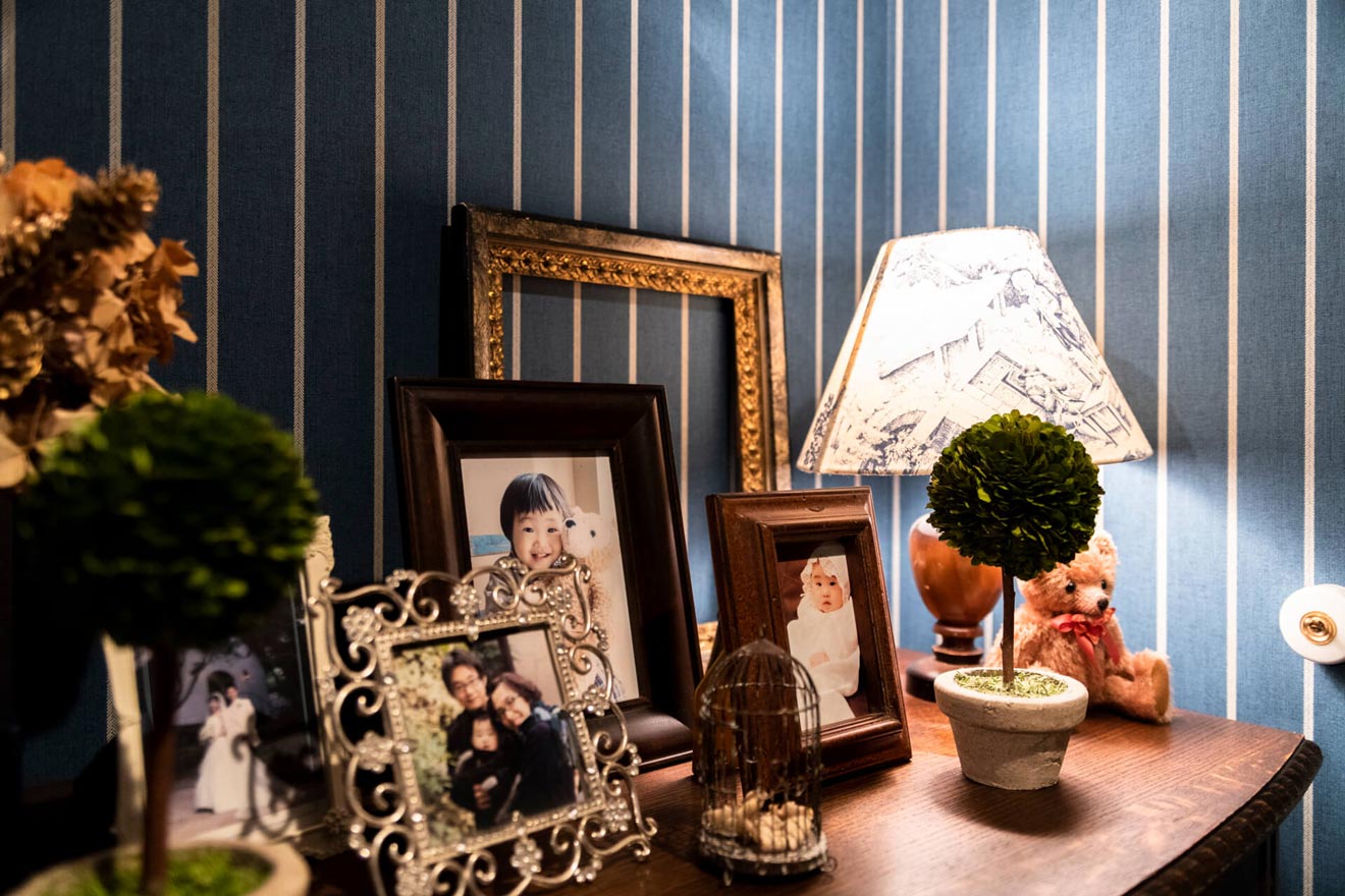 廊下の途中にある棚には