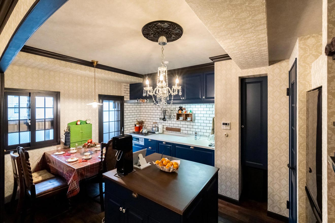 キッチンとダイニングテーブル