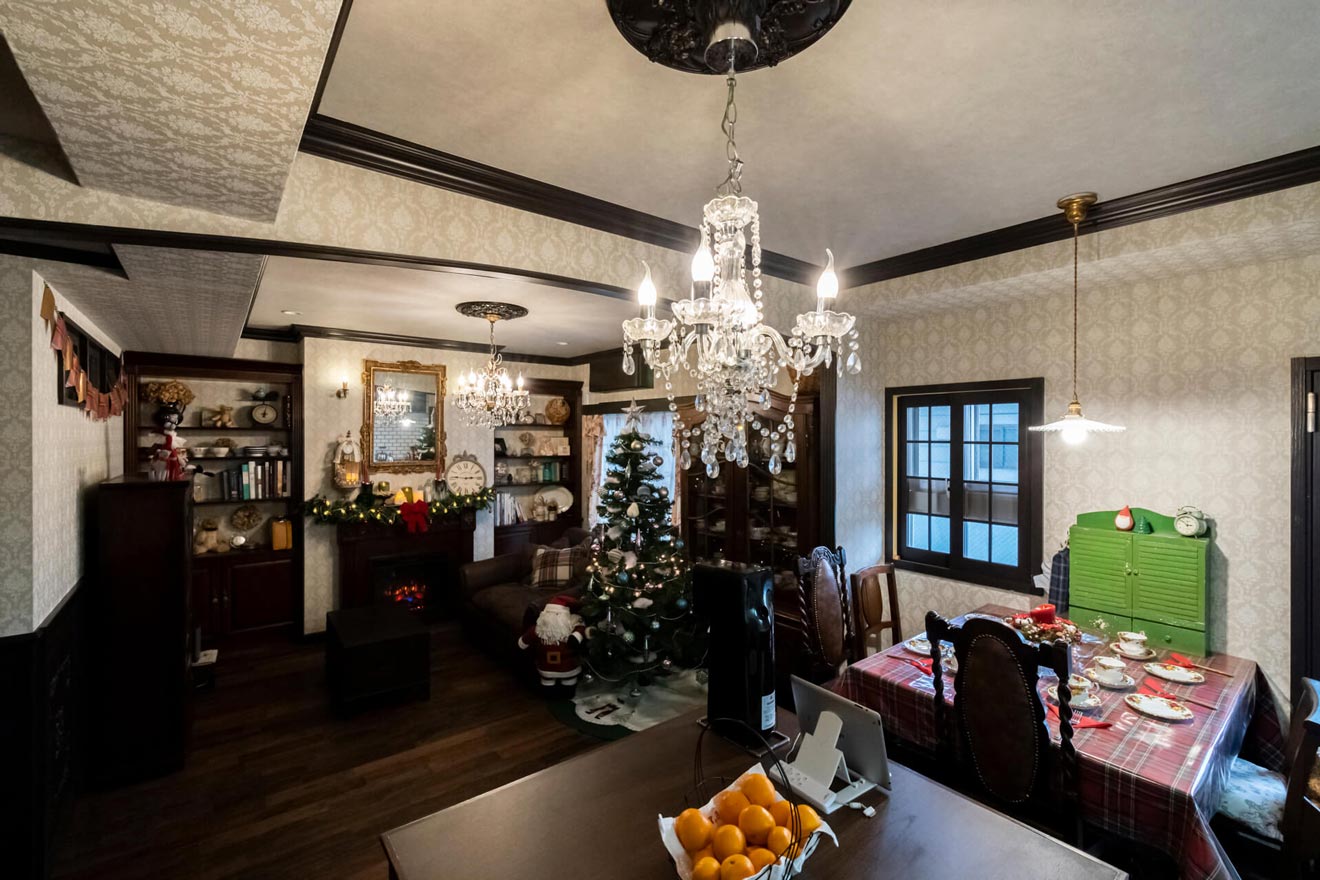 キッチンからリビングを眺めた様子