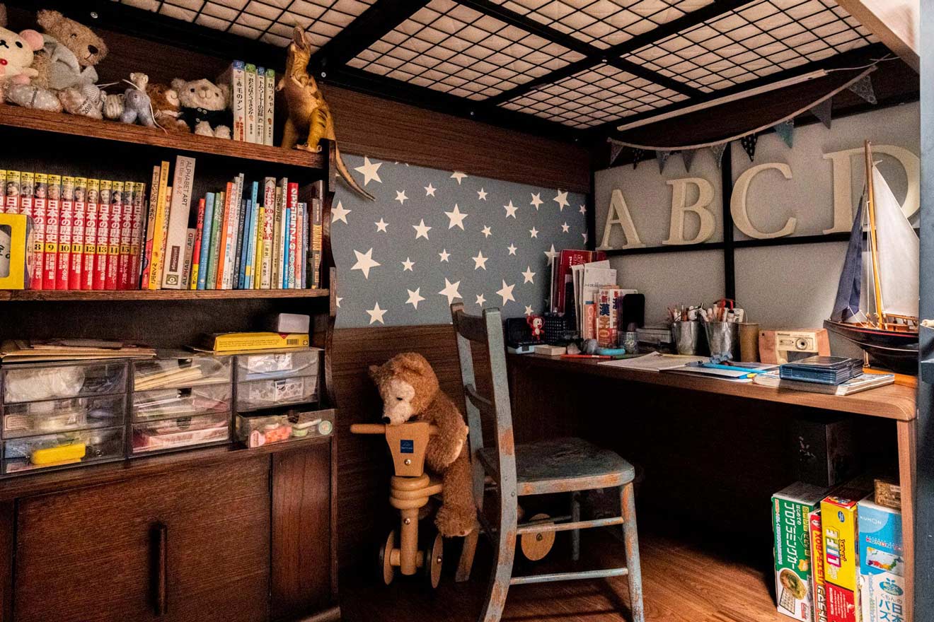 ベッドの下の机