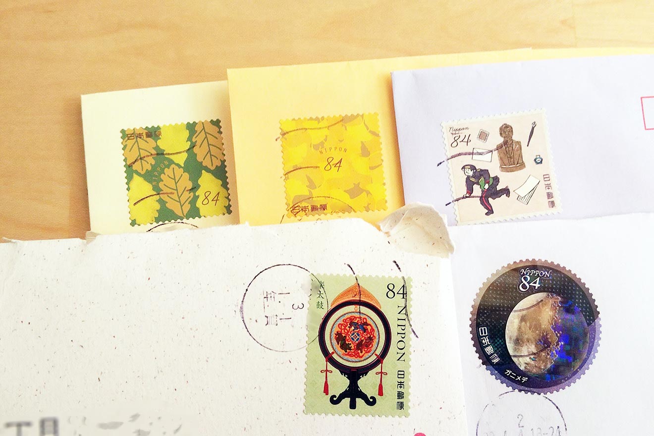 季節の切手が貼られたダイレクトメール