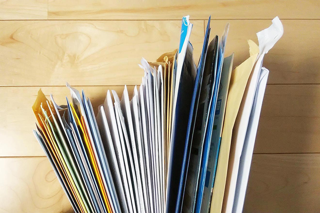 3年あまりでたまったダイレクトメールの束