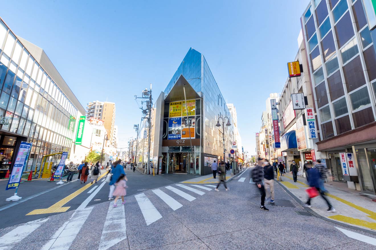 商店街は100店舗以上の専門店が立ち並びます