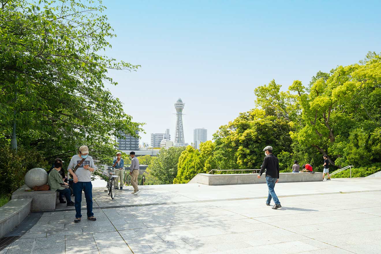 大阪のシンボル・通天閣を望む天王寺公園