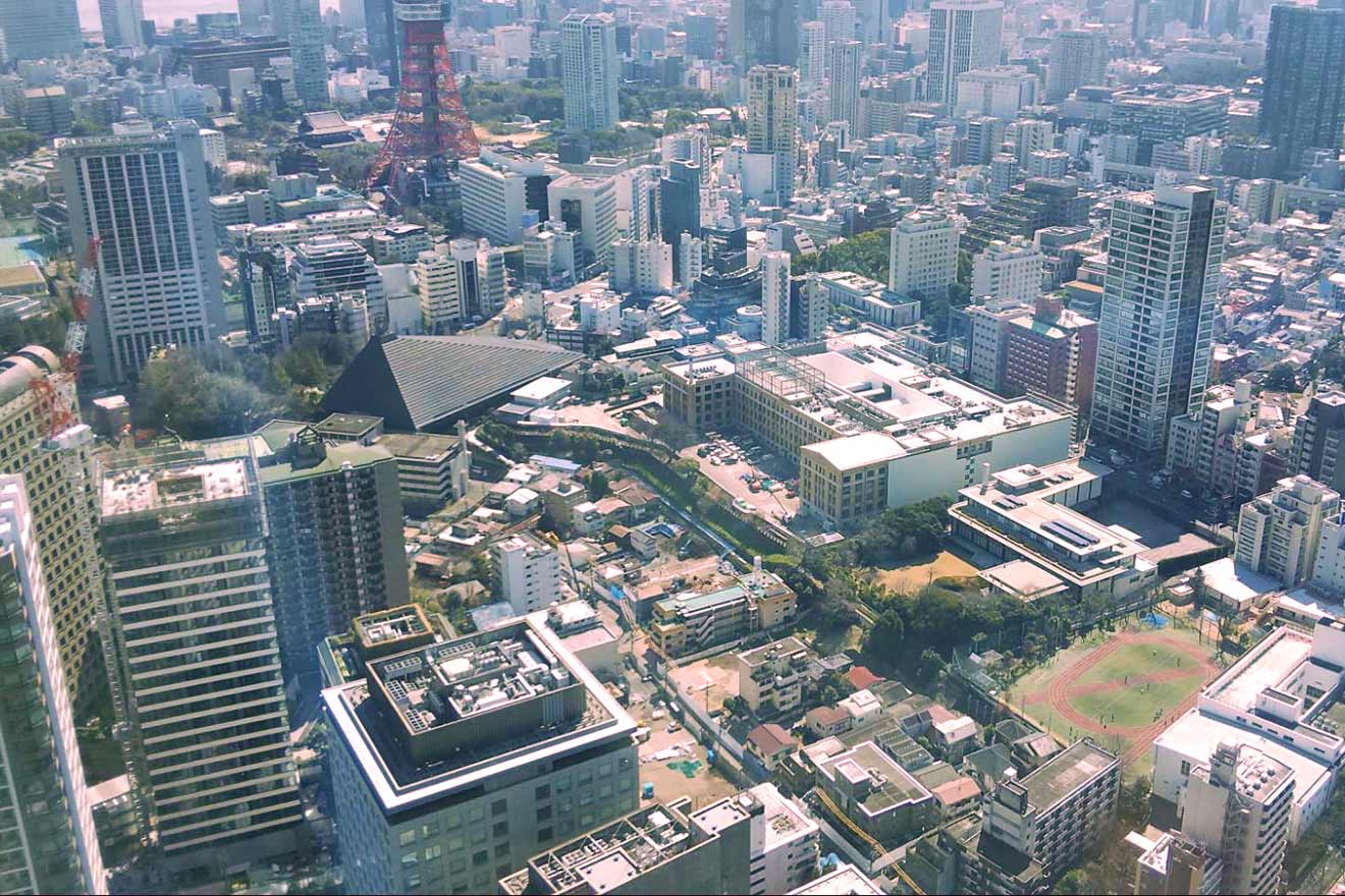 解体直前の旧郵政省本庁舎（A街区）、中央広場予定地とB街区予定地