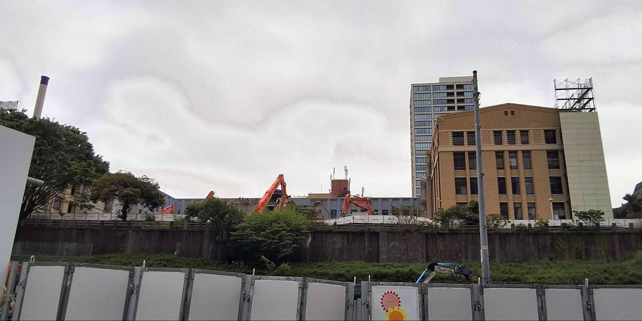 旧郵政省本庁舎解体途中の様子。高低差がわかる