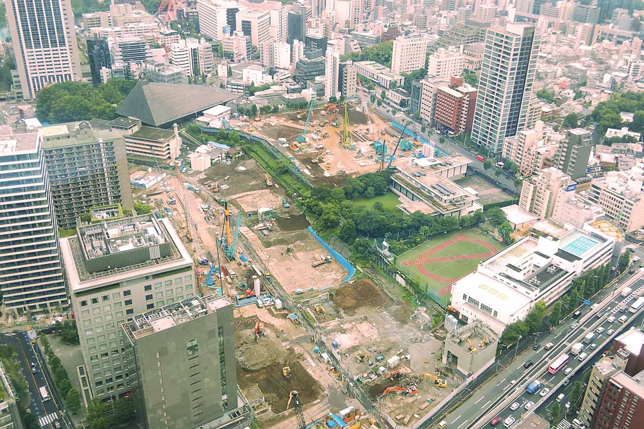 旧郵政省本庁舎跡地（A街区）、中央広場予定地とB街区予定地が更地に