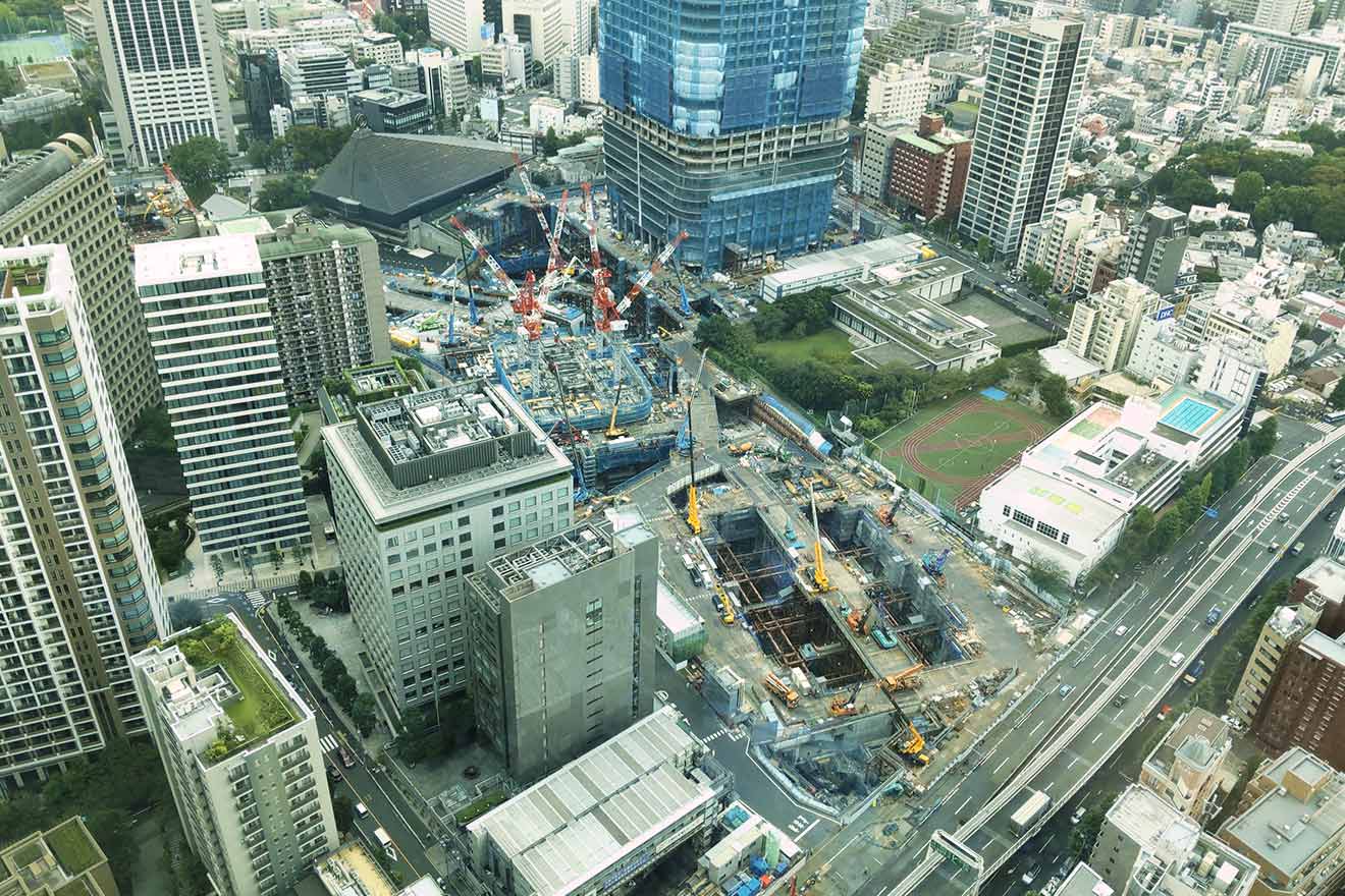 建設中のメインタワーと、手前の東棟および西棟