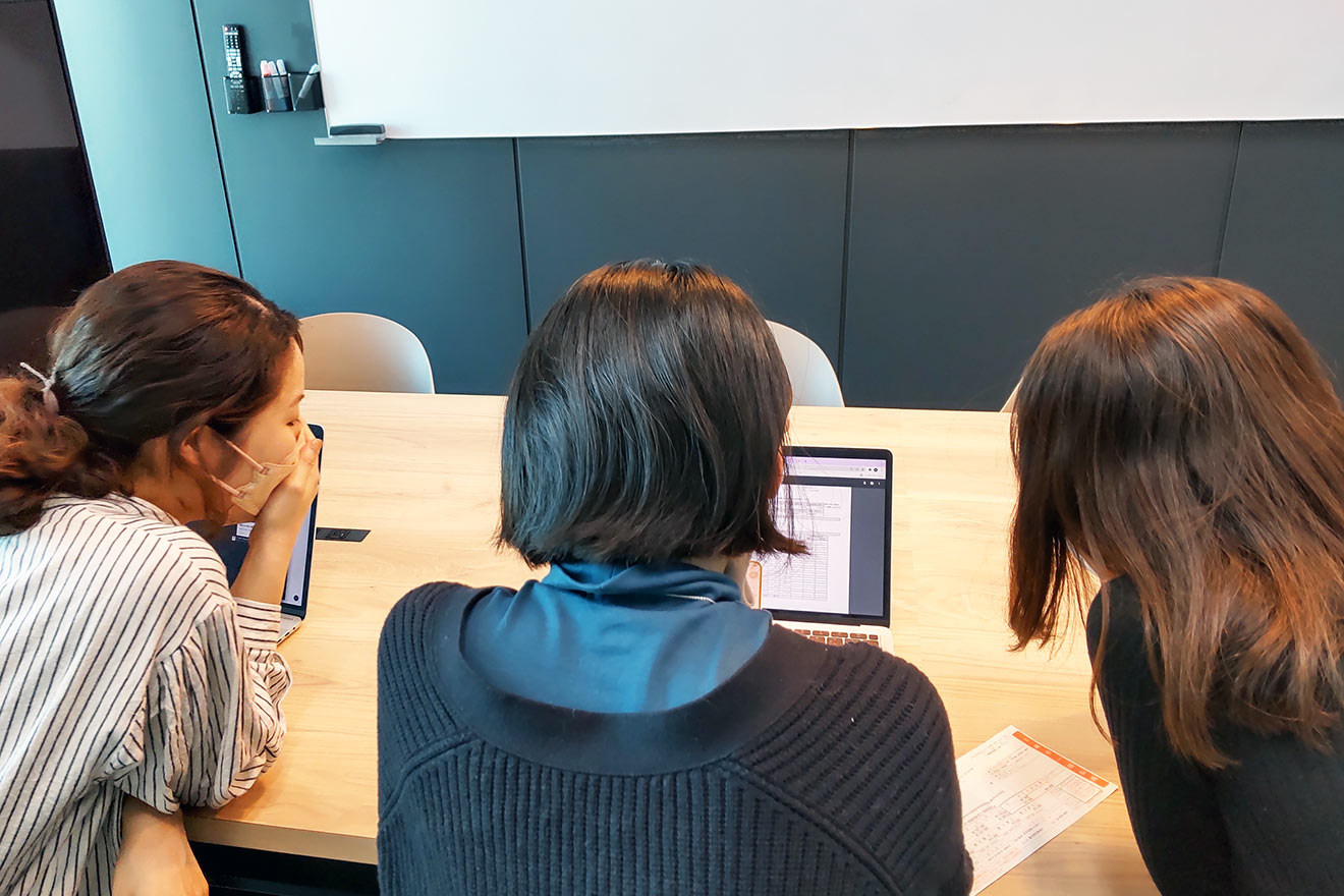 自動読み込みされた数字と返済表を見比べる3人