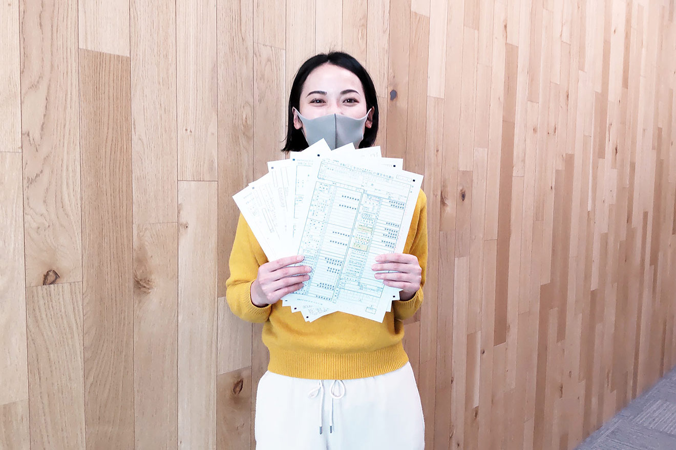 印刷された確定申告書を手にする南さん