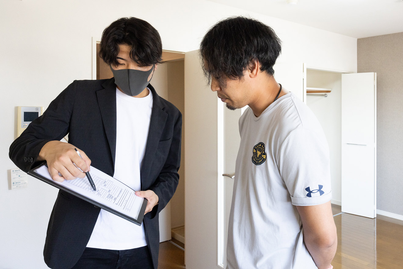 退去する同僚の江川さん（右）と、部屋の状態を確認するRAMの提携会社の小宮さん（左）
