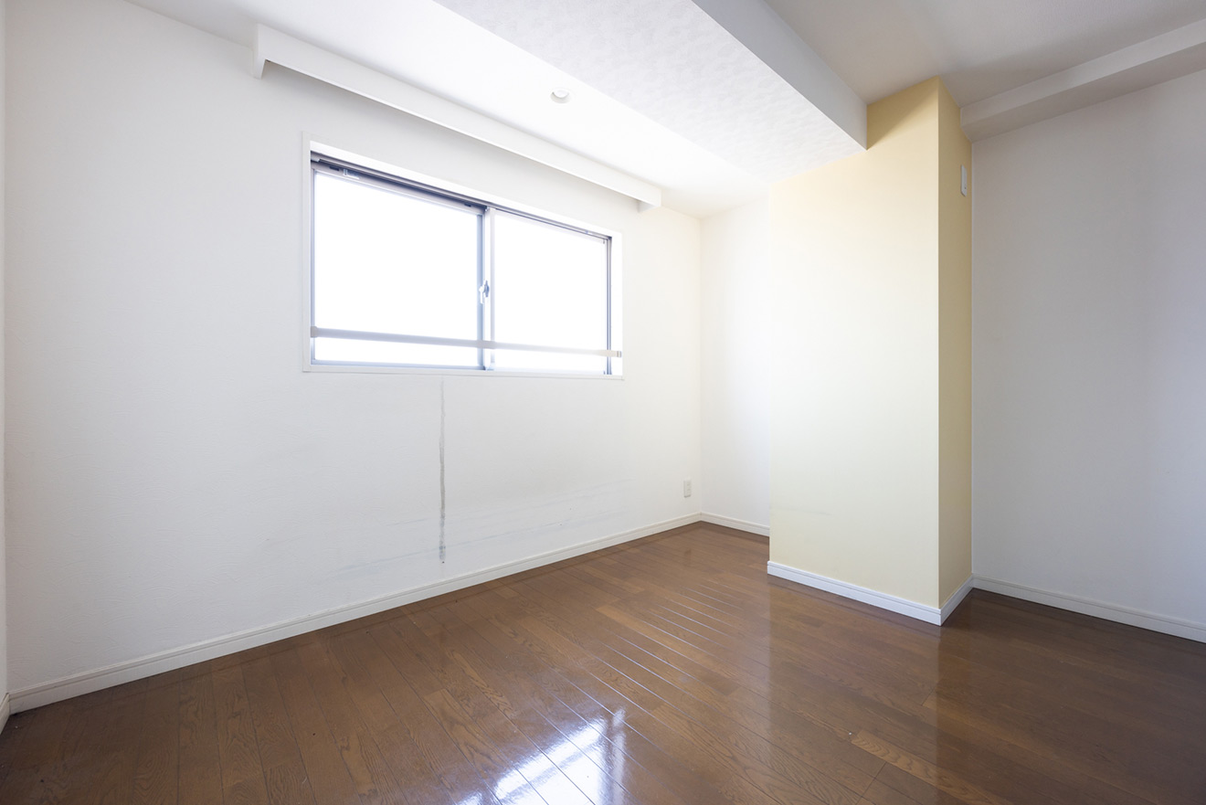 よく見ると壁紙に汚れを発見