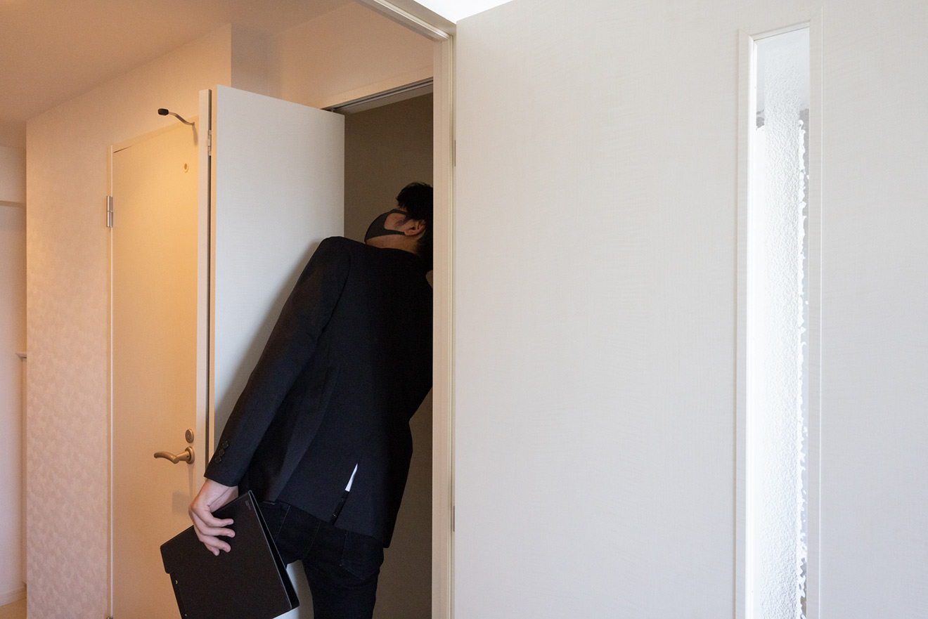 建具のチェックをする小宮さん