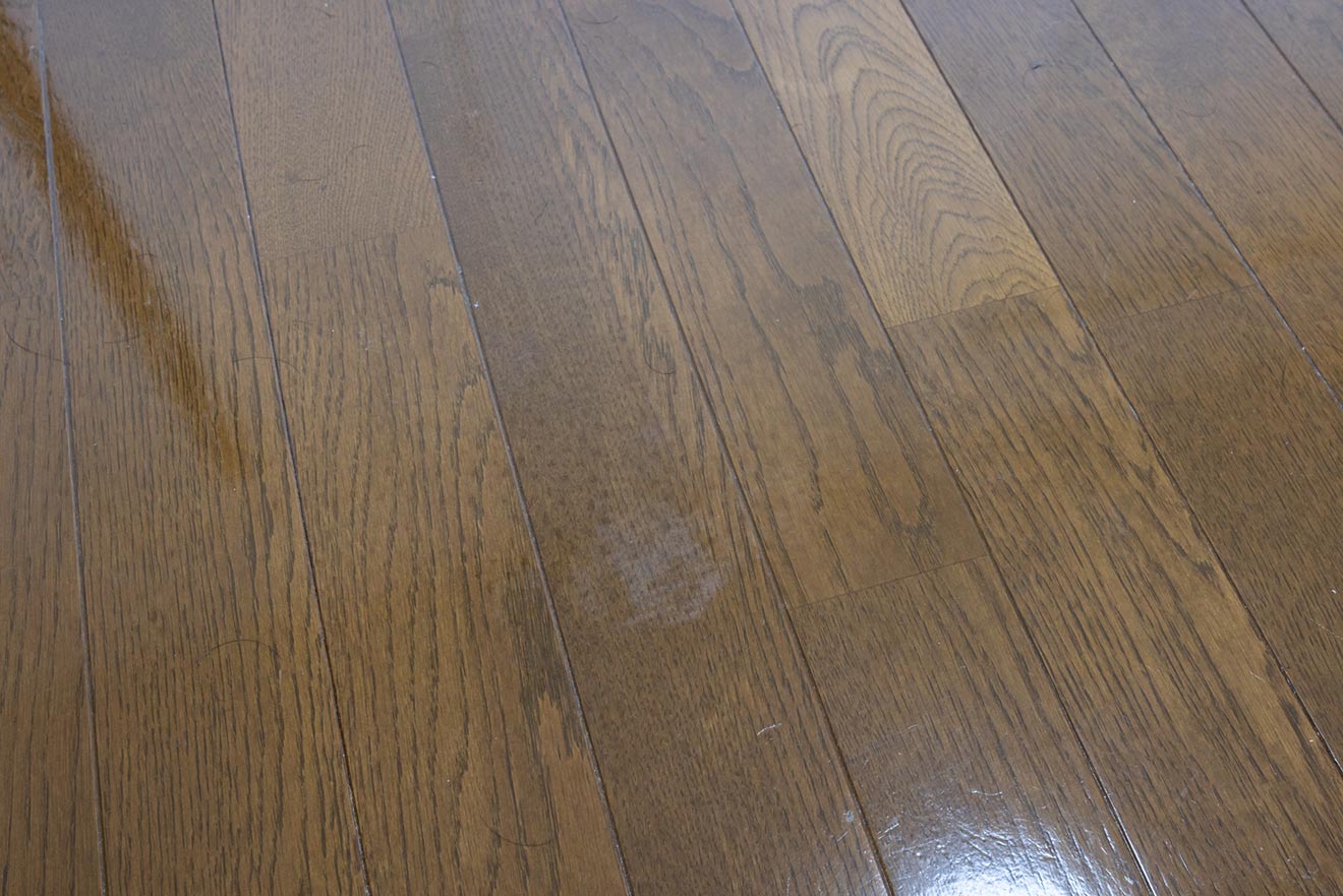 床は、ワックスが剥げたように見える部分があります