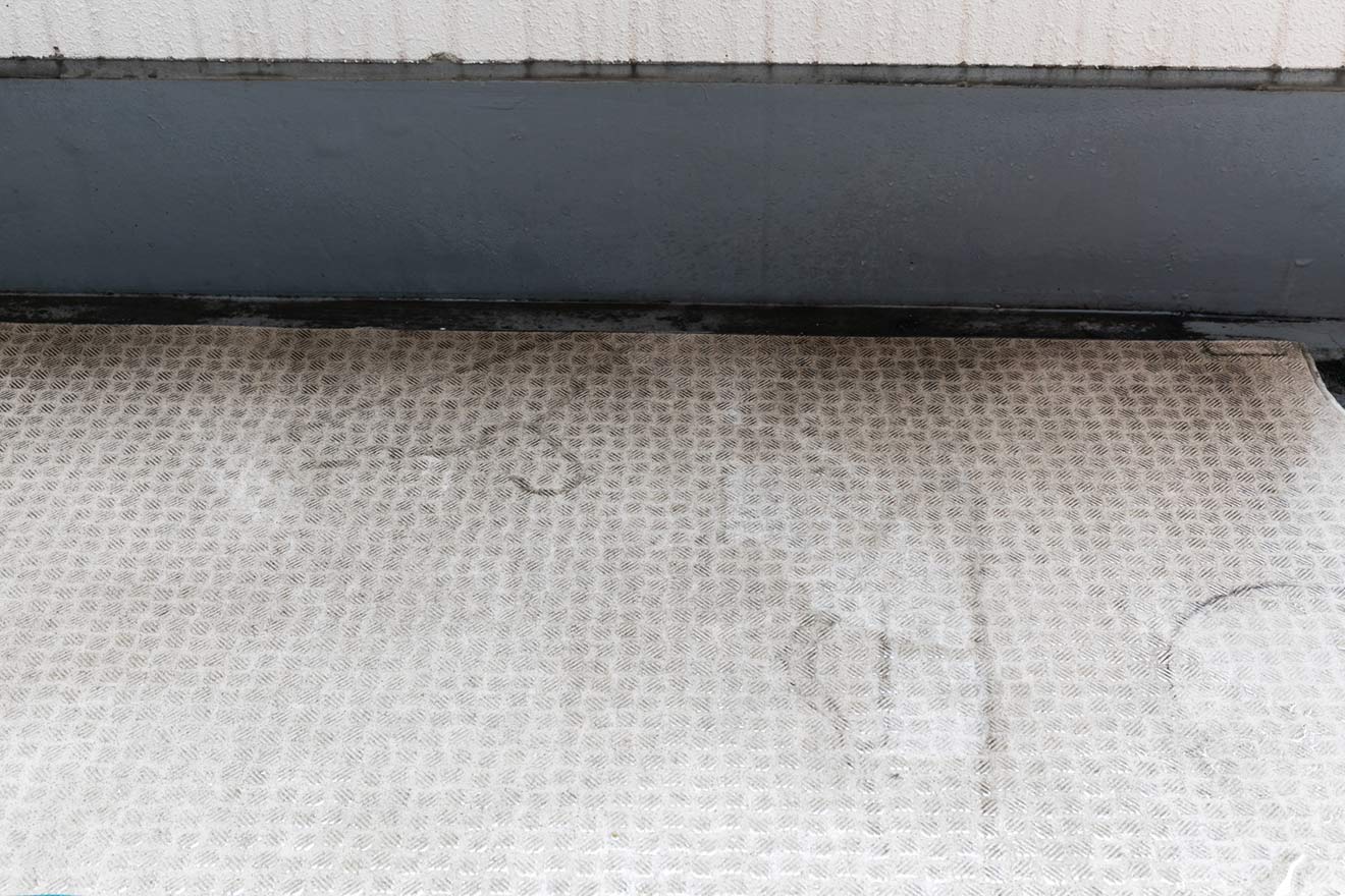 ハンガーの跡が残るベランダ、わかりやすいです